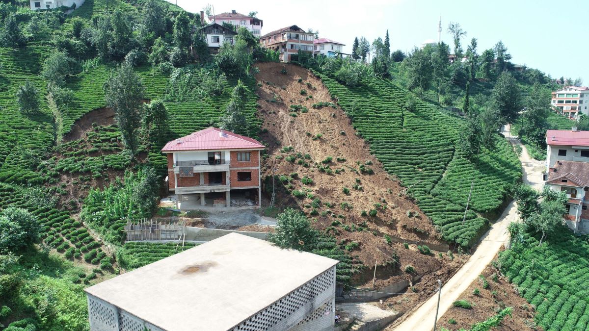 Rize'de heyelanda evler askıda kaldı