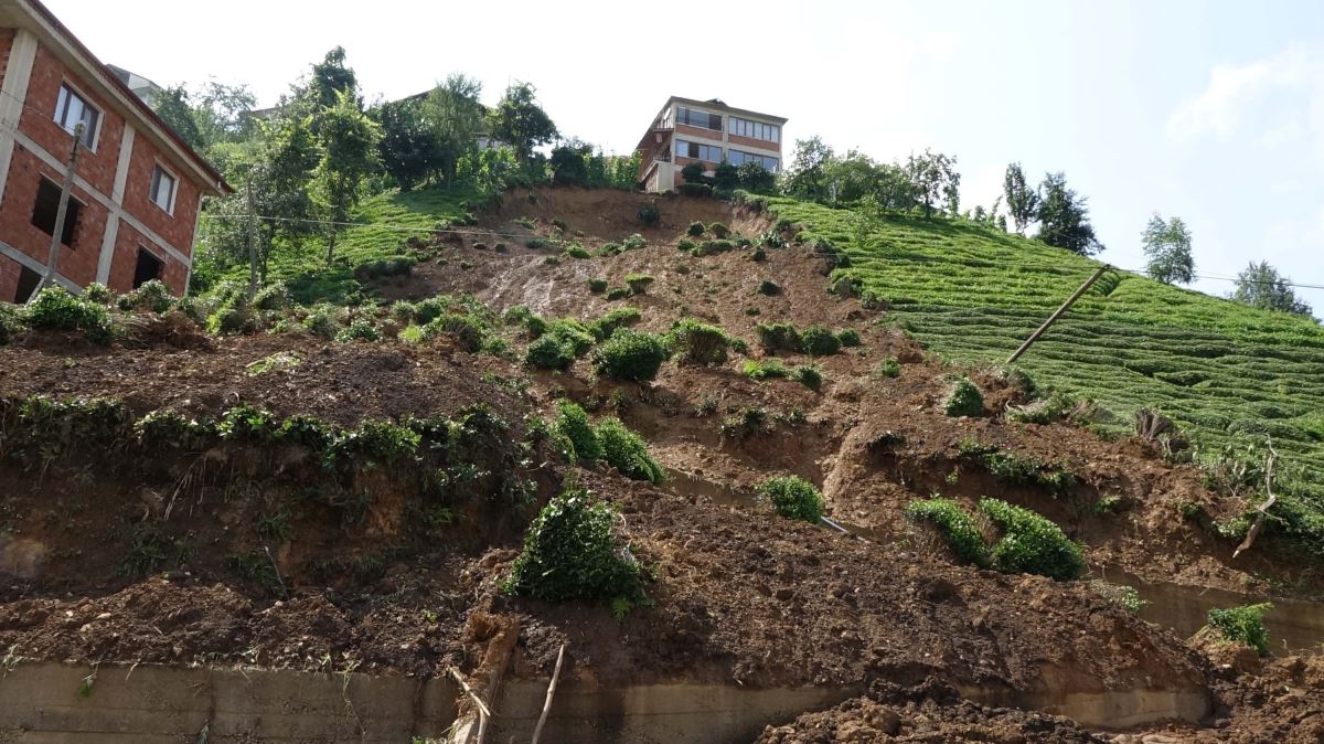 Rize'de heyelanda evler askıda kaldı