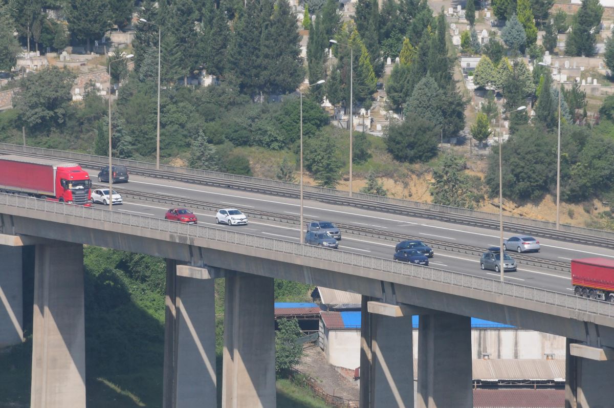 TEM otoyolunda bayram göçü trafiği