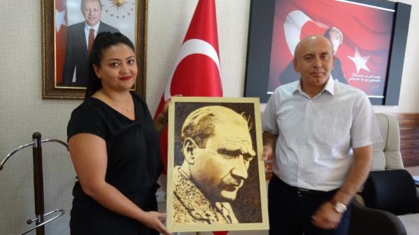 Atatürk büstüne böyle sarıldılar