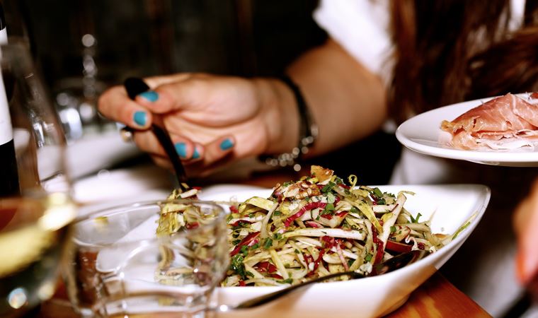 'Bayramda eti öğlen yiyin, yanında bol salata tüketin'