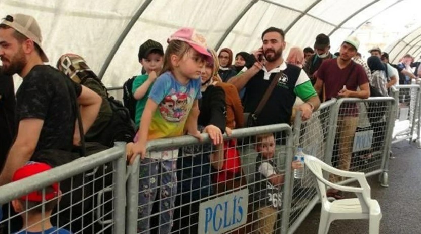 Binlerce Suriyeli bayram için ülkesine döndü