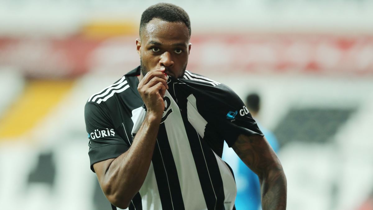 Beşiktaşlı Cyle Larin, milli takım maçında sakatlandı