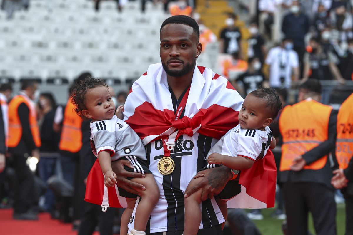 Beşiktaşlı Cyle Larin, milli takım maçında sakatlandı