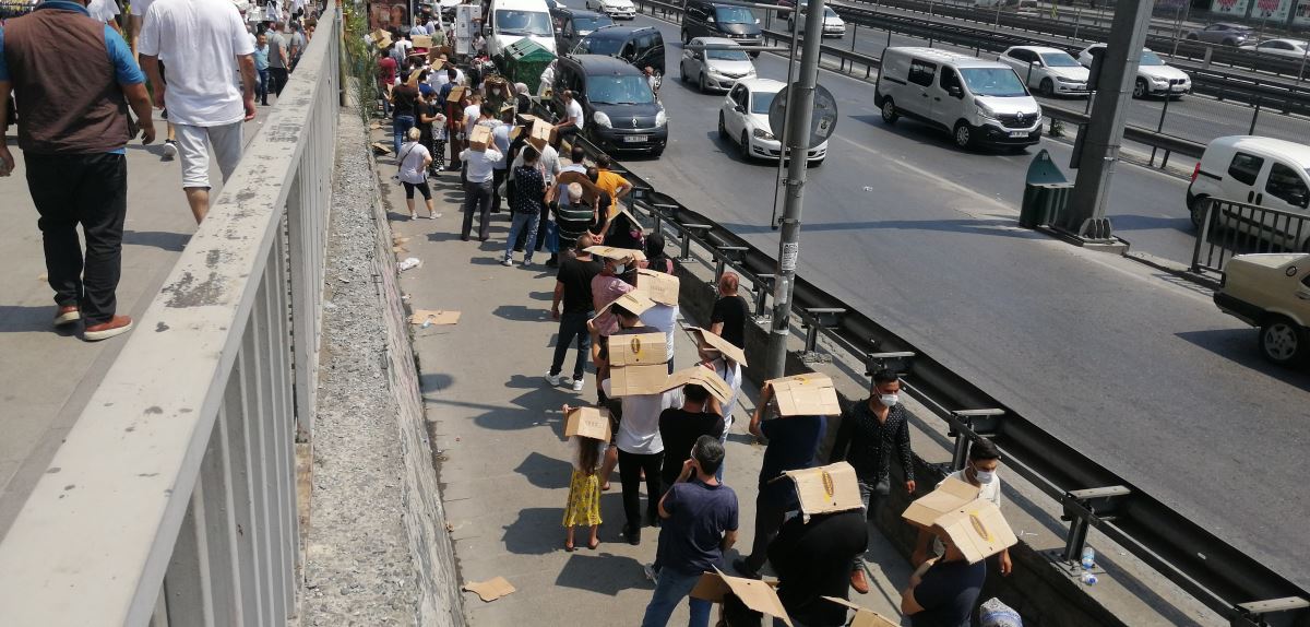 Bahçelievler'de ucuz baklava kuyruğu; Kartonlarla güneşten korundular