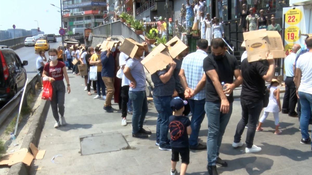 Bahçelievler'de ucuz baklava kuyruğu; Kartonlarla güneşten korundular