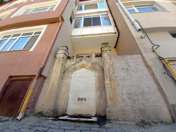 112 yılık çeşme apartmanların arasında kaldı