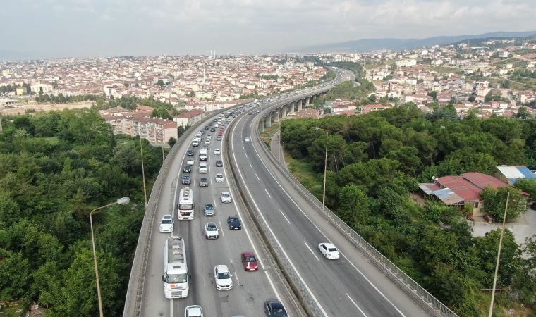 Bayramın ikinci günü yola çıkanlar TEM’i kilitledi