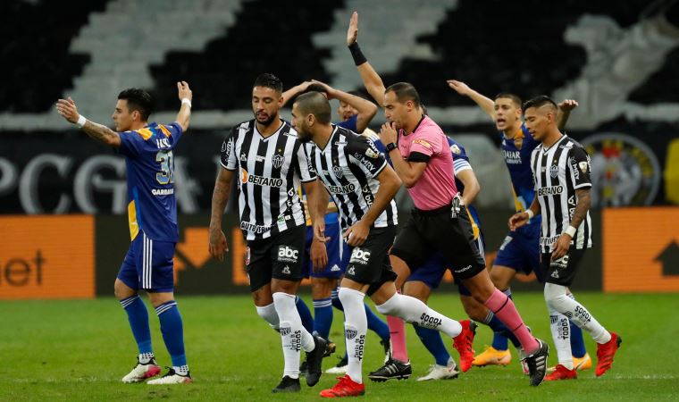 Libertadores Kupası'ndan elenen Boca Juniorslı oyuncular, polisle çatıştı