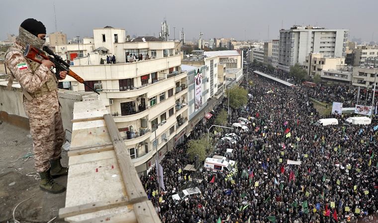 İran'ın Huzistan eyaletindeki gösterilerde biri polis 2 kişi hayatını kaybetti