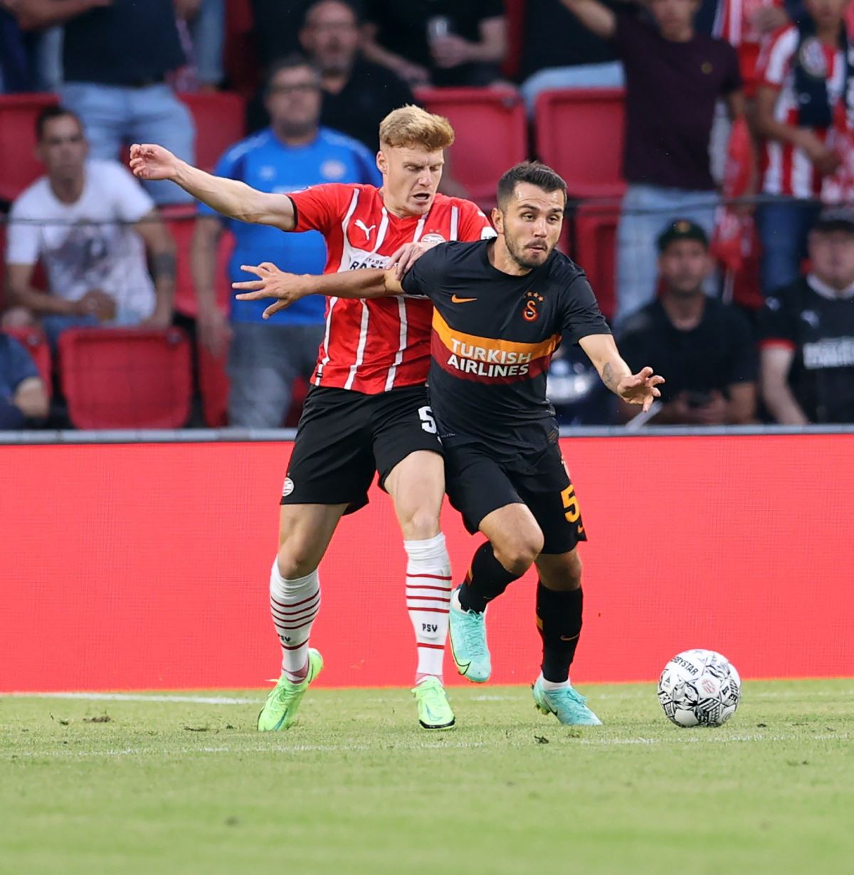 Galatasaray, PSV karşısında 5-1 mağlup oldu