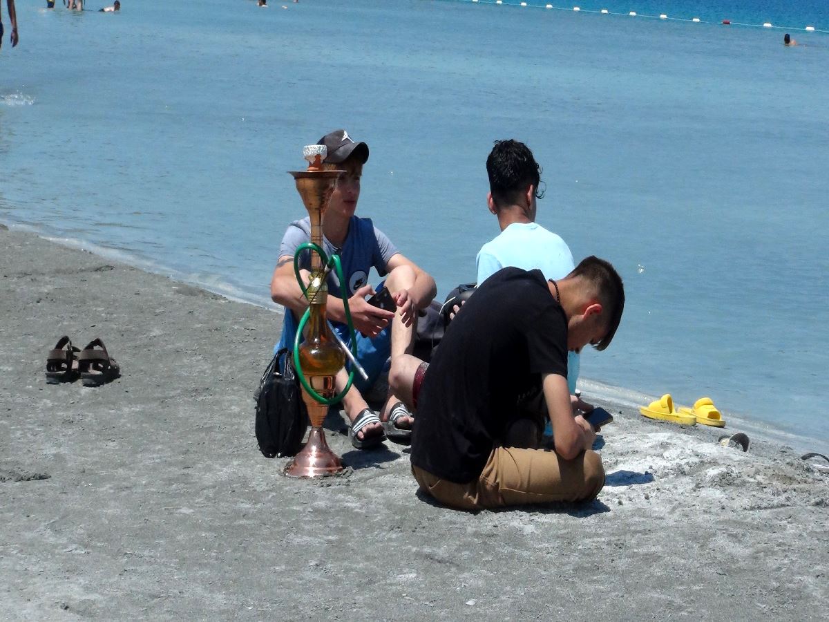 Salda Gölü kıyısında nargile içip, çamur banyosu yaptılar