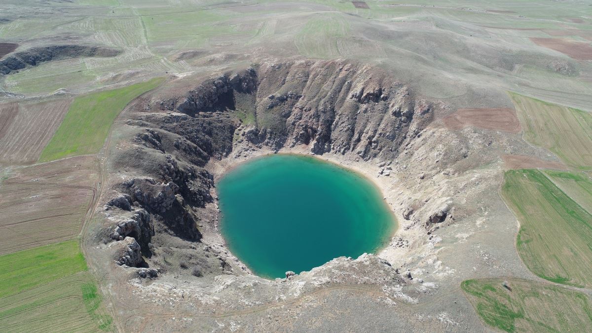 Suyu çekilen Kızılçan Gölü'nün rengi değişti