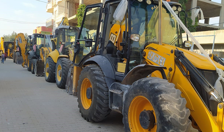 Mardin’de kepçe operatörünün düğün konvoyu kepçelerle oldu