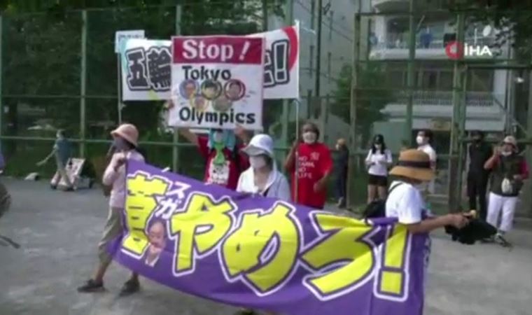 Olimpiyat töreni sırasında  Tokyo’da sokaklara çıktı