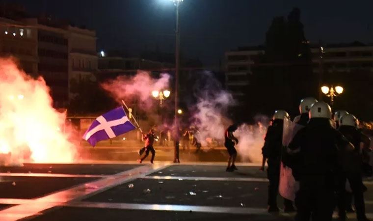 Yunanistan’da hükümetin aşı kararı! Protestocular polisle çatıştı