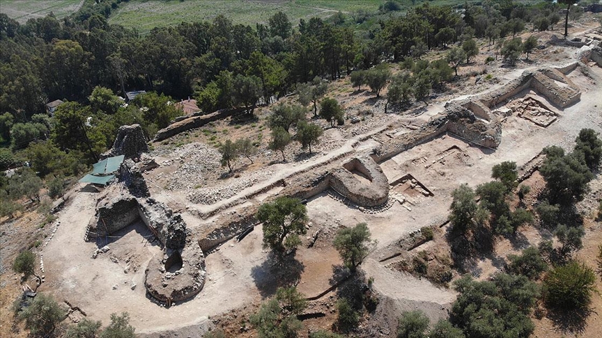 Akyaka'daki Orta Çağ'dan kalma kale surları gün yüzüne çıkıyor