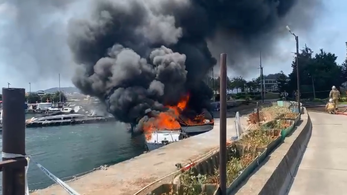 Son dakika... Maltepe Sahili'nde tekneler yandı