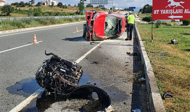 Kaza yapan aracın motoru 50 metre fırladı