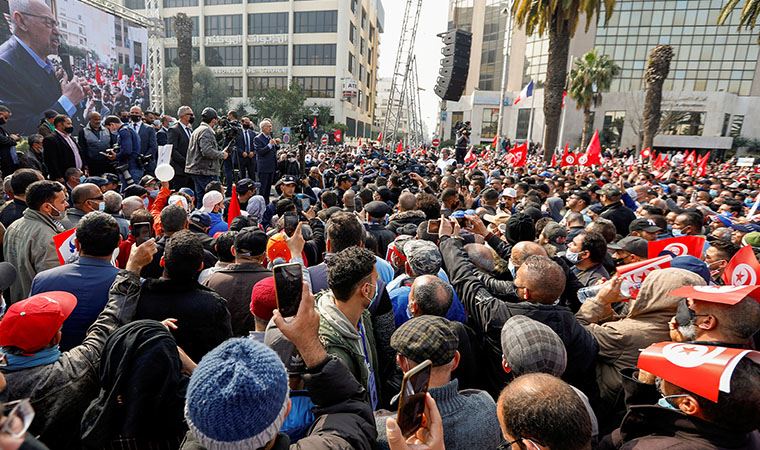 Tunus emniyet güçleri Meclis önünde toplananlara müdahalede bulundu