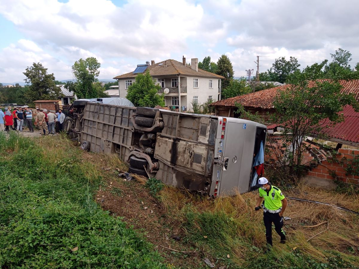 Kastamonu'da otobüs ile otomobil çarpıştı: 21 yaralı