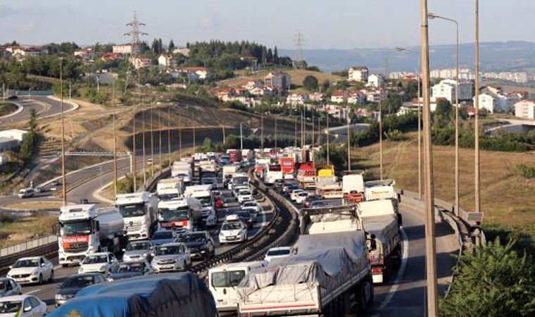 3 TIR kaza yaptı, TEM Otoyolu kilitlendi