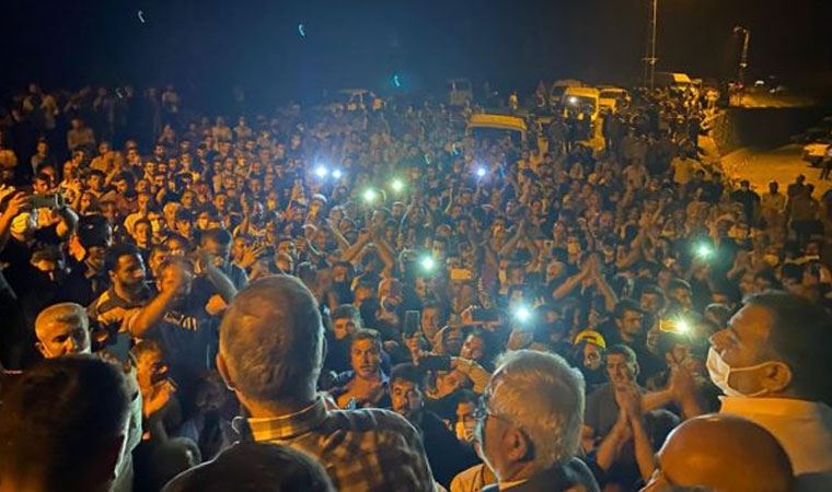 Tütüncülerin protestosu gece de devam etti! Yol kapattılar