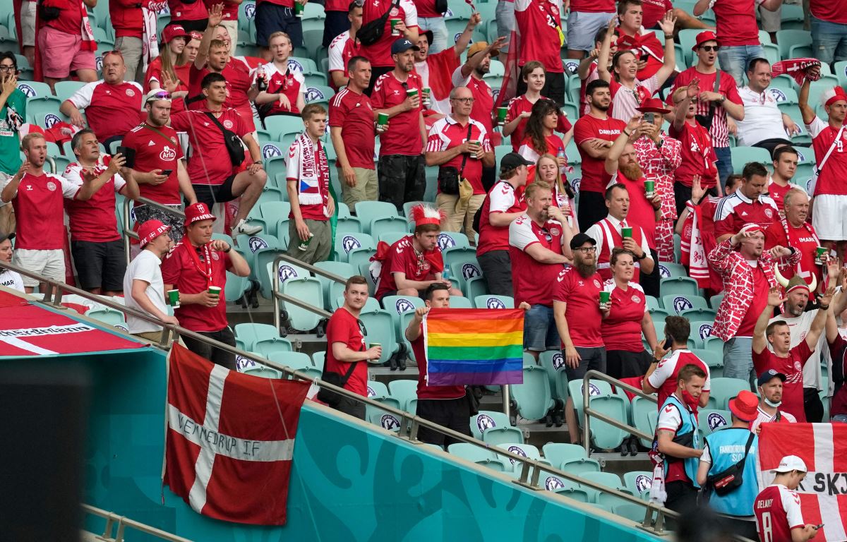 EURO 2020 | Danimarka - Çekya maçında LGBT bayrağına müdahale