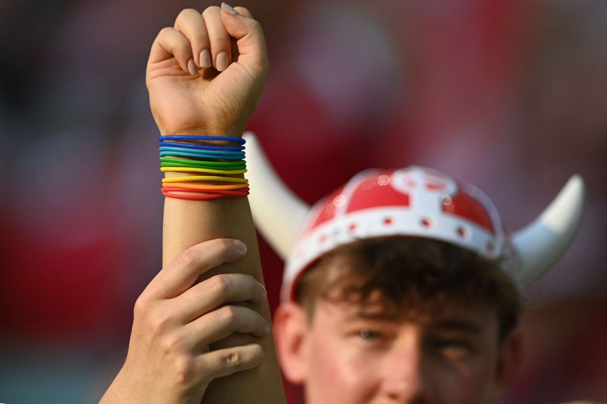 EURO 2020 | Danimarka - Çekya maçında LGBT bayrağına müdahale