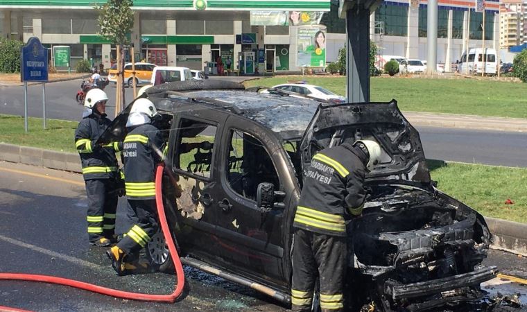 Diyarbakır'da hafif ticari araç, seyir halindeyken yandı