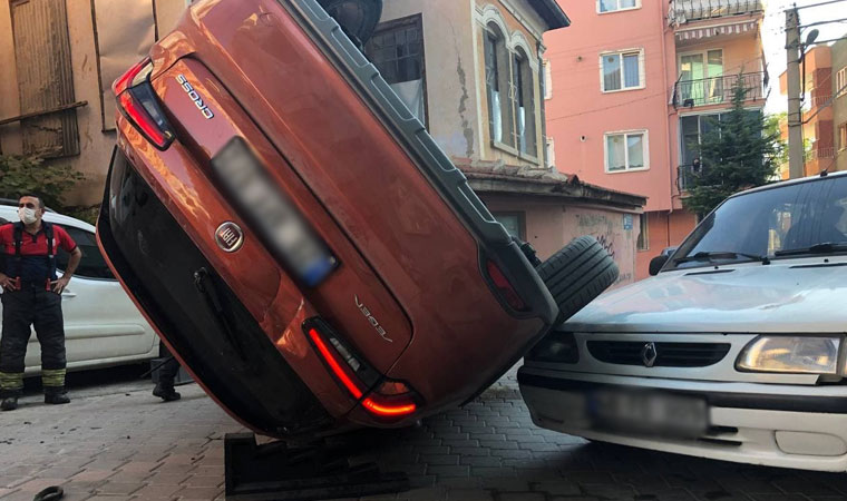 Uykusundan uyanınca, aracının üzerinde başka bir otomobil gördü