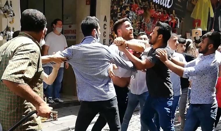 Eminönü'nde ortalığın savaş alanına döndüğü esnaf kavgası kamerada