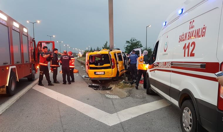 Taksi yol ayrımındaki bariyerlere çarptı: 2 ölü, 5 yaralı