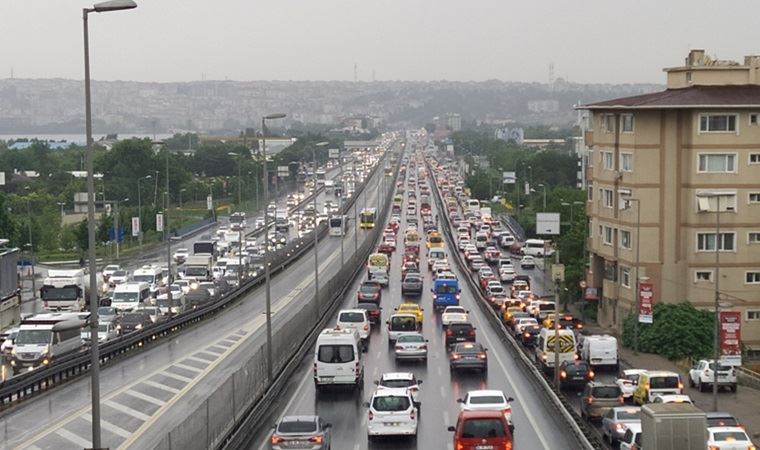 Yağış trafiği kilitledi, yoğunluk yüzde 69’a çıktı