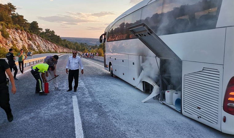 Turistleri taşıyan otobüste yangın paniği