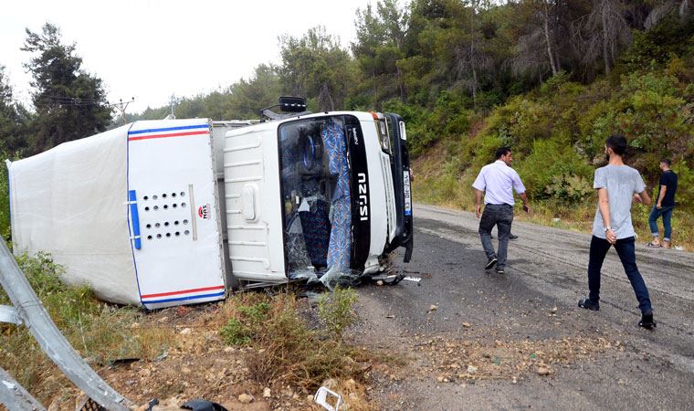 Mevsimlik işçileri taşıyan kamyonet devrildi: Çok sayıda yaralı