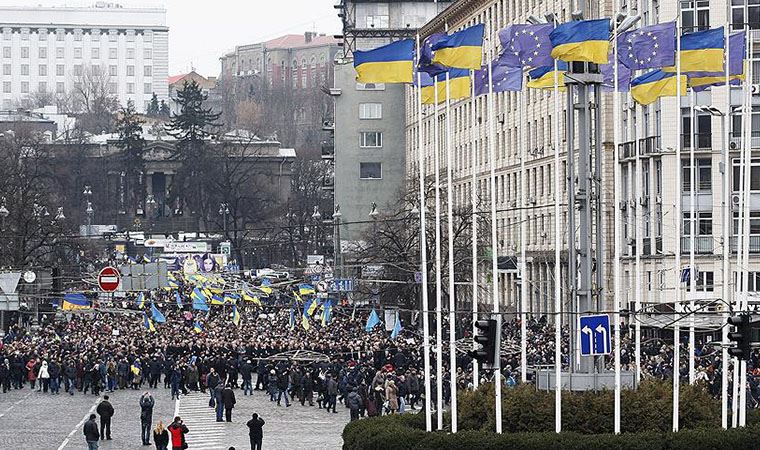 Ukrayna'da kadın askerlere topuklu ayakkabı ile talim yaptırma kararını savundular