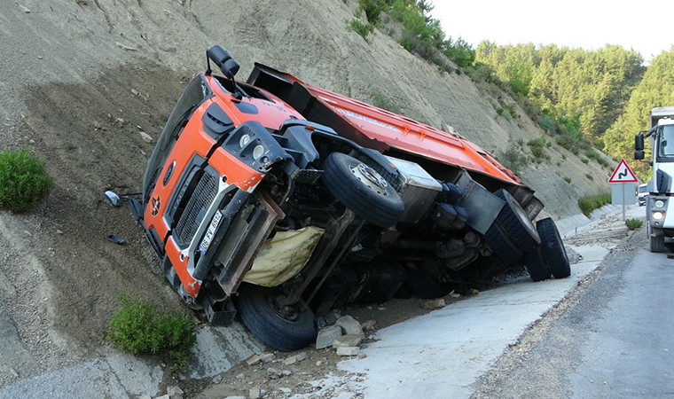 Lastiği patlayan kamyon devrilerek alev alev yandı