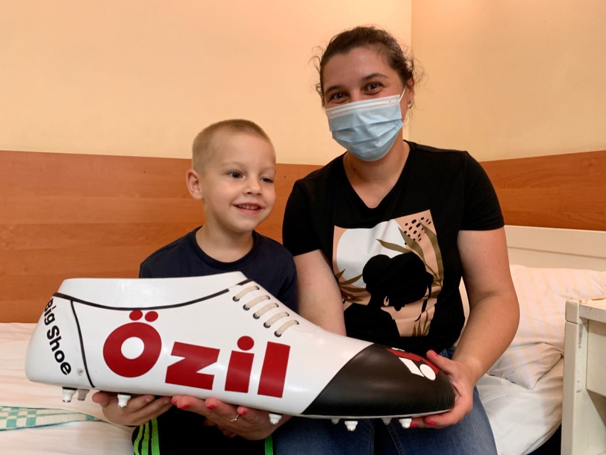 Mesut Özil ve Zinchenko Ukrayna'da çocukları ameliyat ettirdi