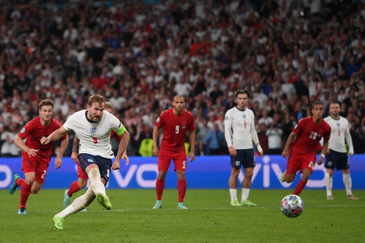 EURO 2020 | Harry Kane, 55 yıl sonra İngiltere'yi finale taşıdı