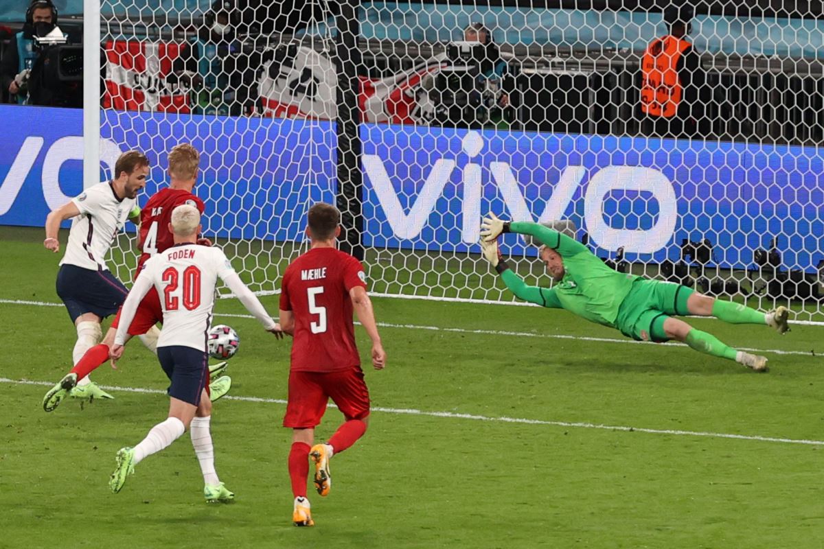 EURO 2020 | Harry Kane, 55 yıl sonra İngiltere'yi finale taşıdı