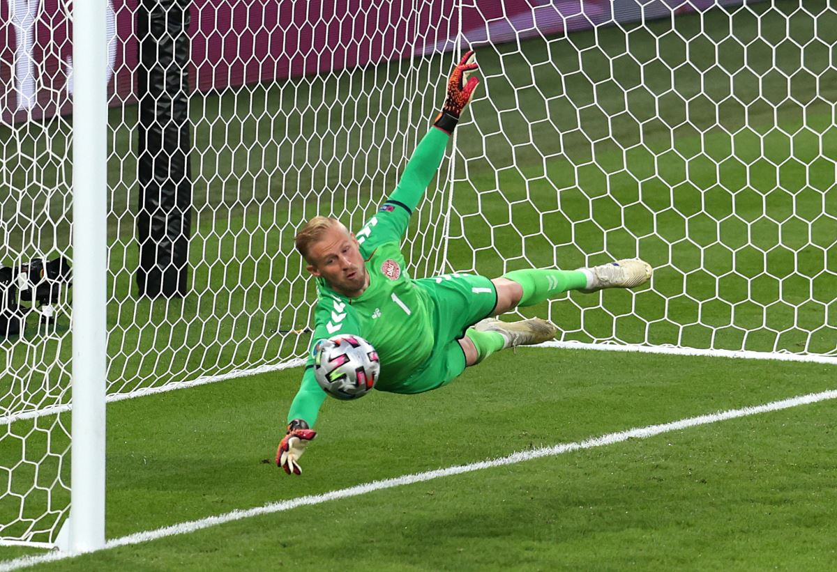 EURO 2020 yarı final karşılaşmasında kaleci Schmeichel'in gözüne lazer tutuldu