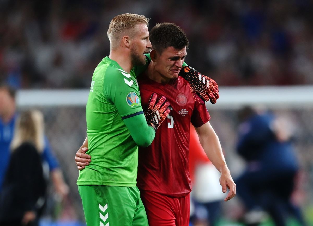 EURO 2020 yarı final karşılaşmasında kaleci Schmeichel'in gözüne lazer tutuldu