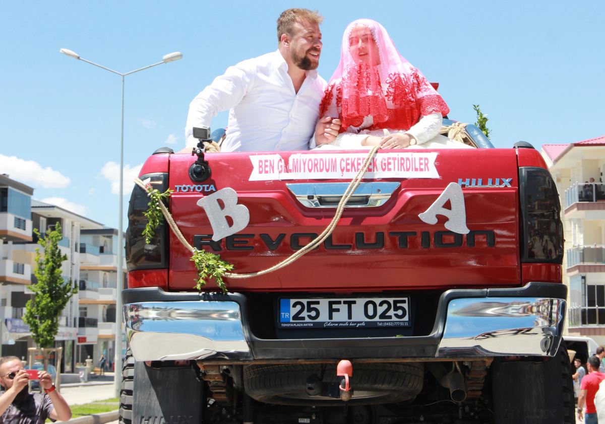 Gelin almaya çekiciye yüklediği off-road aracıyla gitti