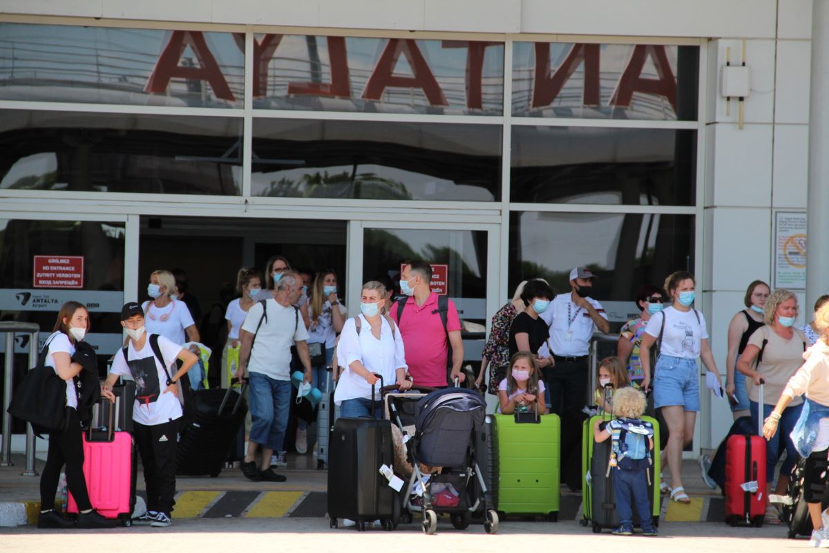 Antalya Havalimanı'nda tarihi yoğunluk