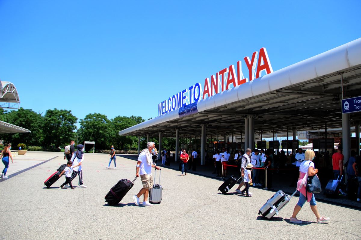 Antalya Havalimanı'nda tarihi yoğunluk