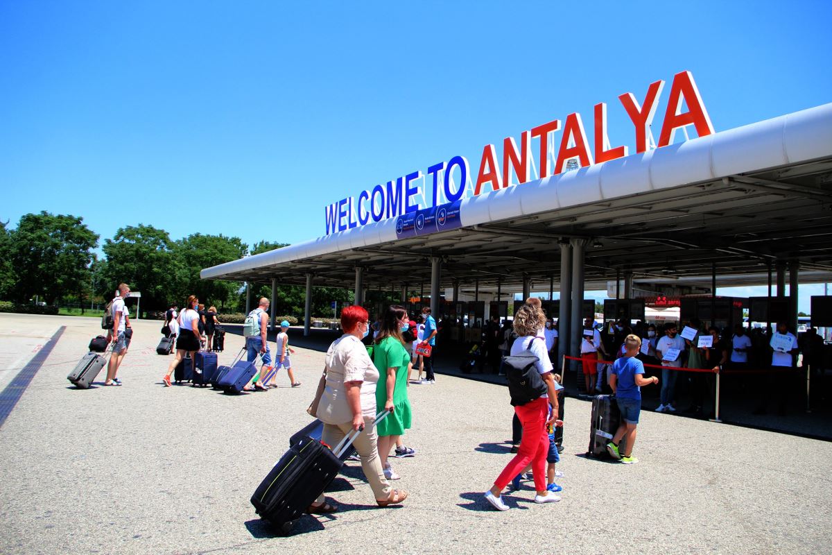 Antalya Havalimanı'nda tarihi yoğunluk