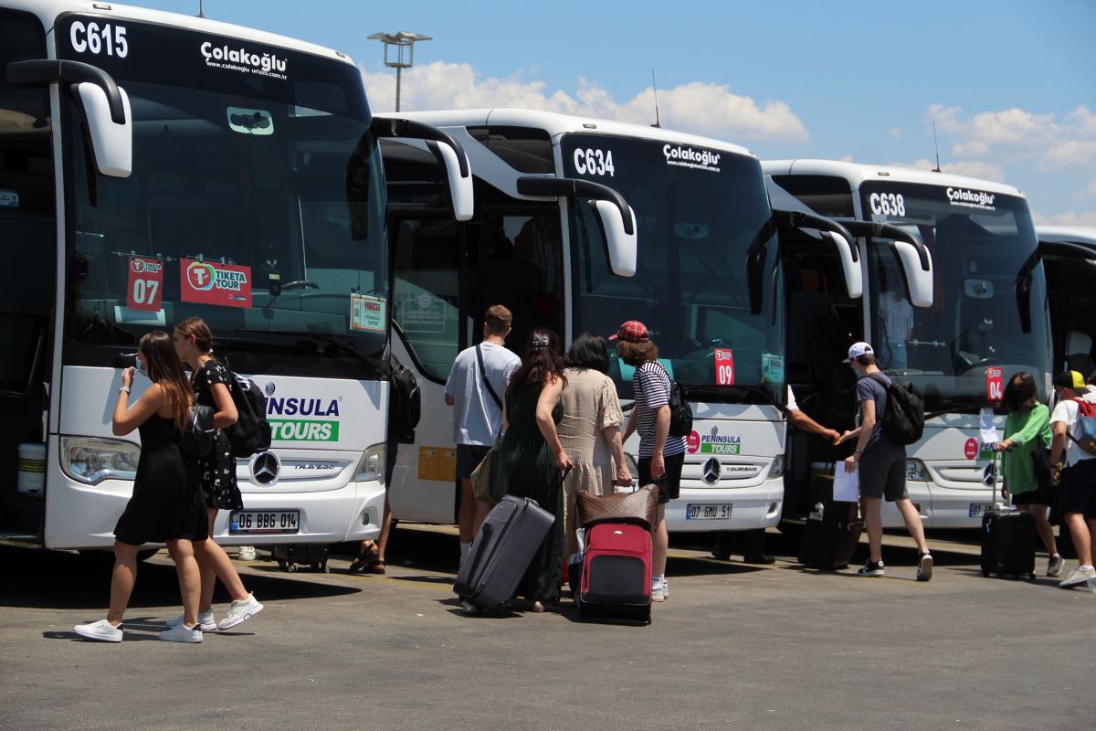 Antalya Havalimanı'nda tarihi yoğunluk