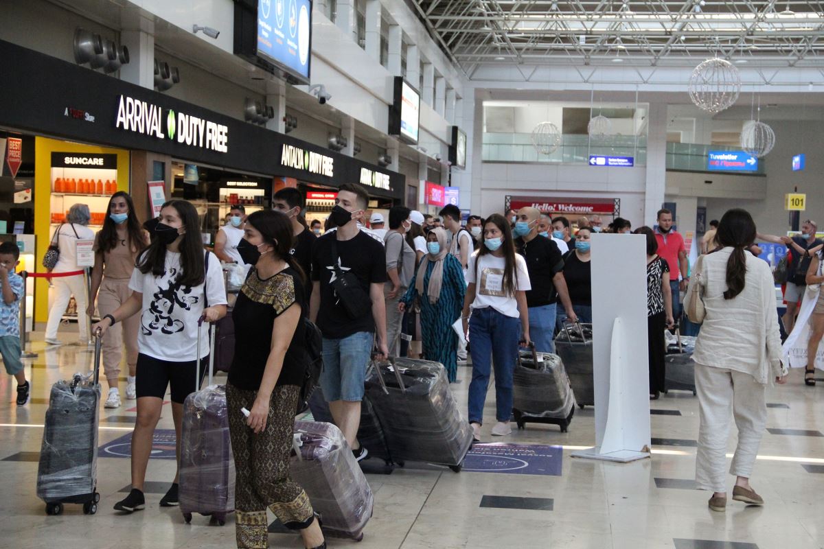 Antalya Havalimanı'nda tarihi yoğunluk