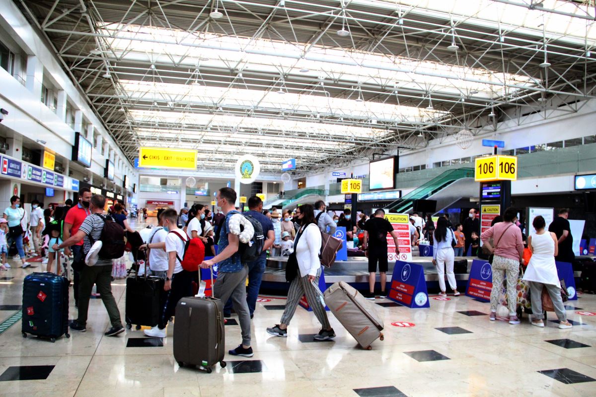 Antalya Havalimanı'nda tarihi yoğunluk